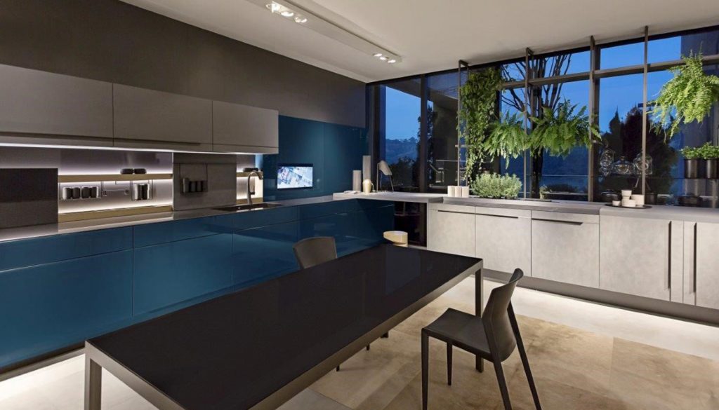Exemplo  de cozinha para quem gosta de móveis azuis