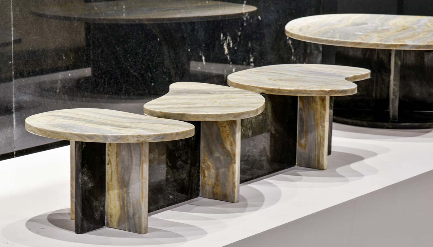 conjunto de mesa e banco em pedra